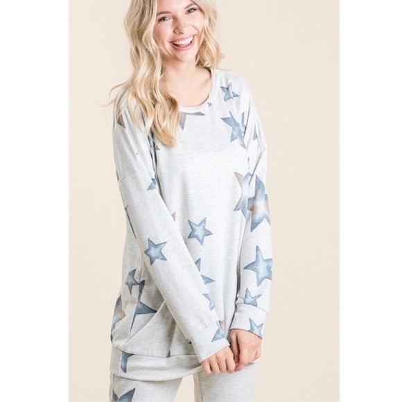 Extremely Soft Viamor Grey w/ Star Print Top - Picture 3 of 8